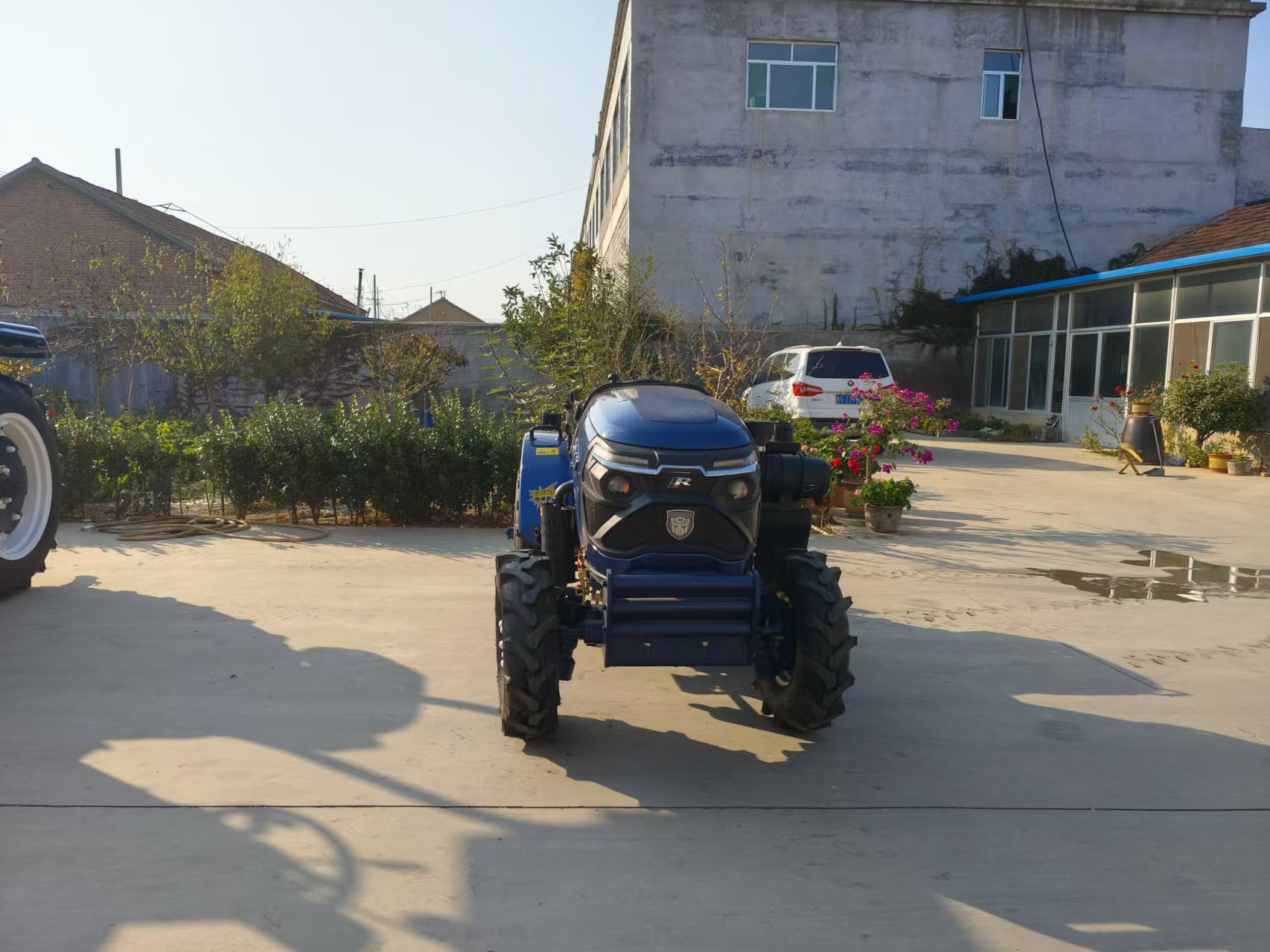 Suministro de minigranjas y tractores de 50 CV