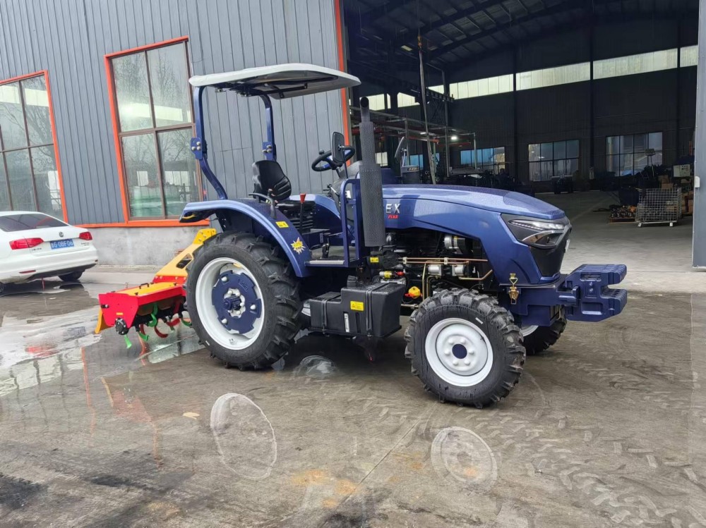 Tractor compacto de 50 CV con arado