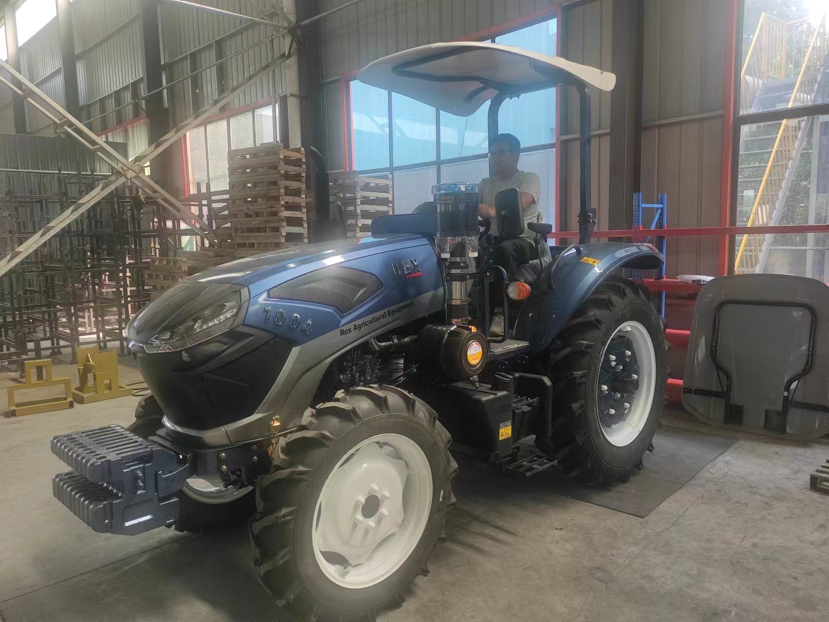 Tractor de ruedas de pequeña potencia de 80 CV