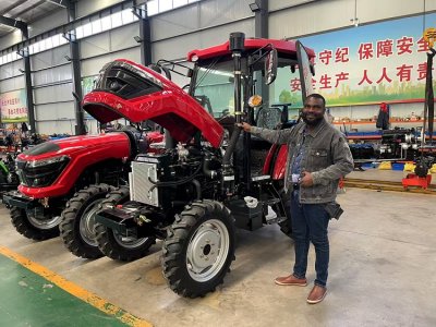 Un comprador ghanés visita nuestra base de tractores y sienta las bases para una futura colaboración.