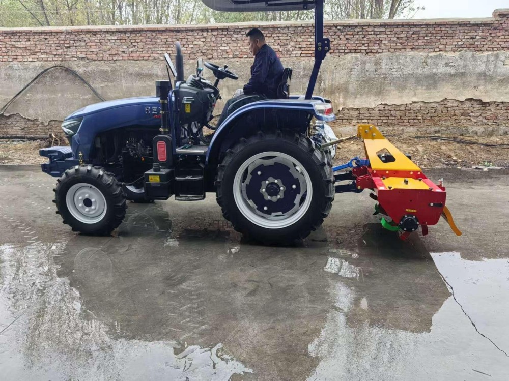 Tractor compacto de 50 CV con arado