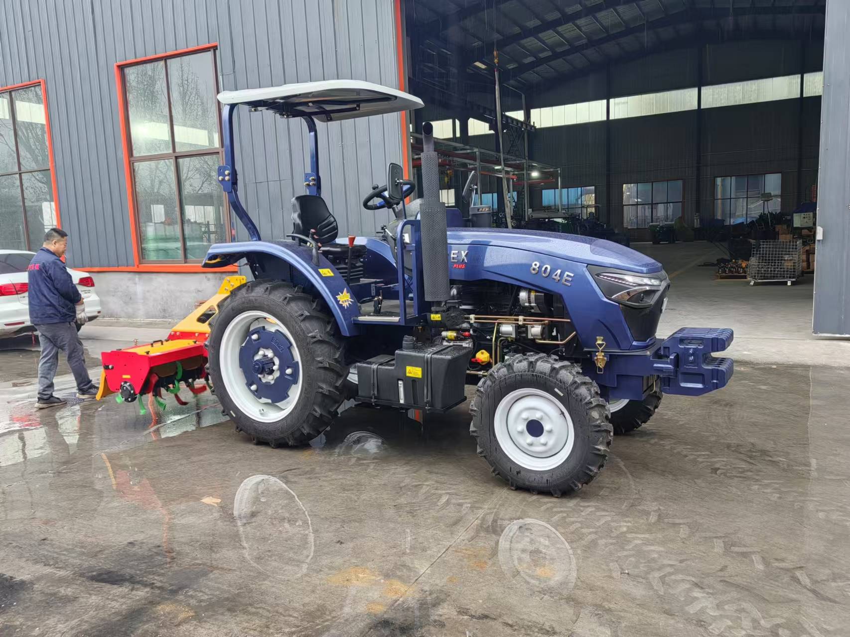 Mini tractor de 80 CV con cultivador rotativo