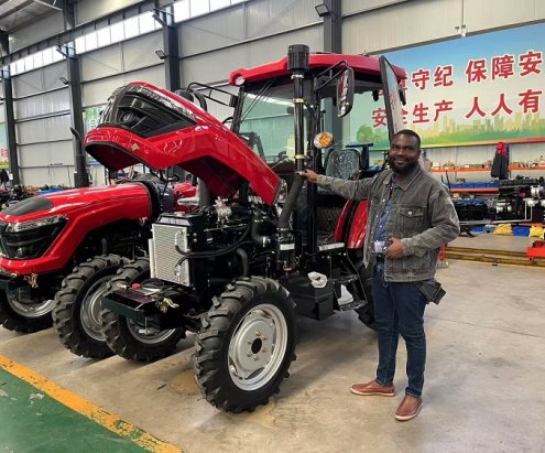 Un comprador ghanés visita nuestra base de tractores y sienta las bases para una futura colaboración.