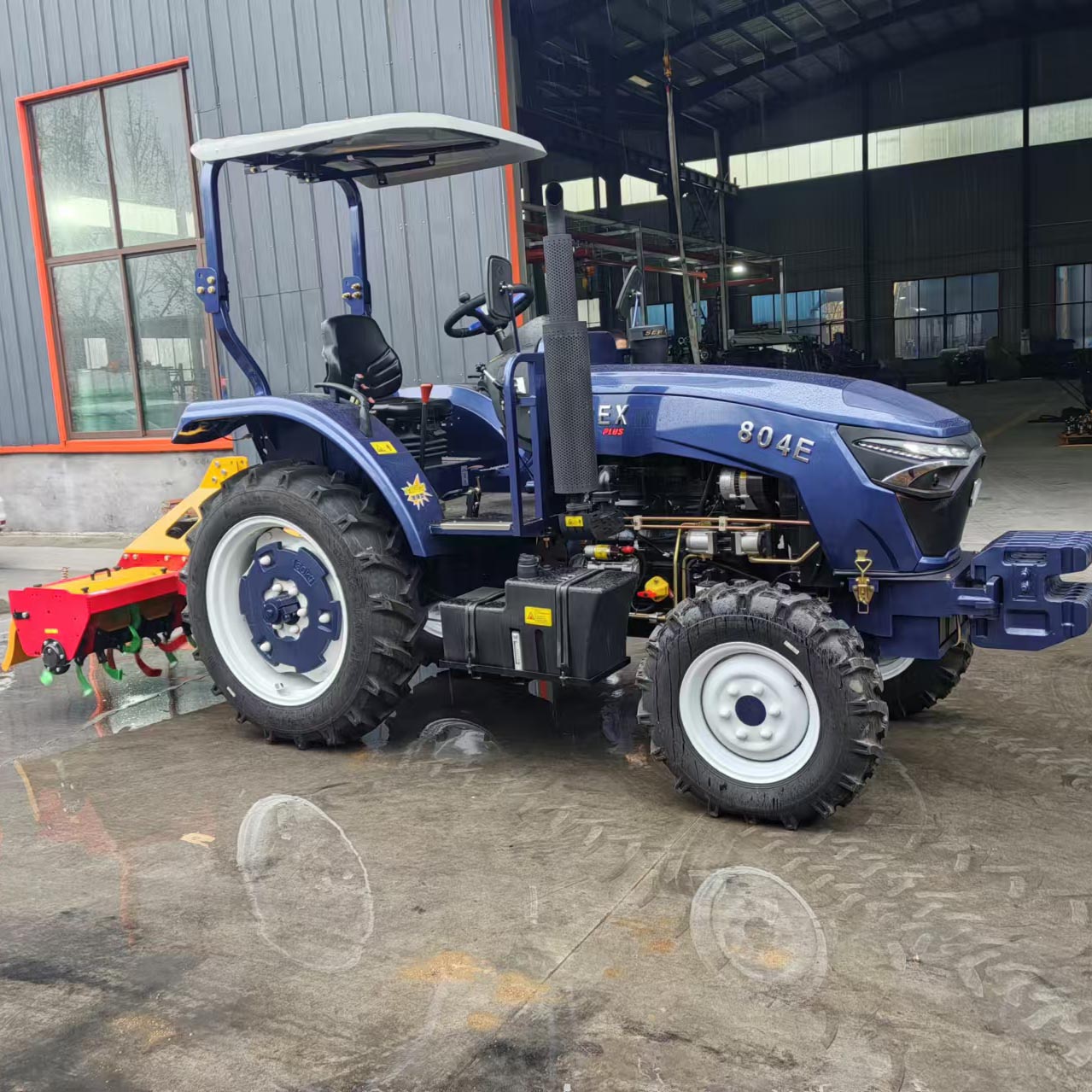 Tractor pequeño de 80 CV con cabina abierta.