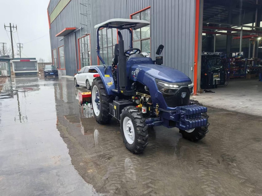 Tractor compacto de 50 CV con arado